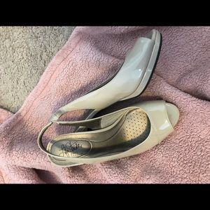 Lifestride Beige peep toe sling back heels 8.5